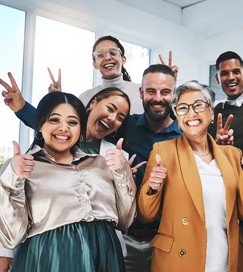 Equipe de negócios com homens e mulheres de diferentes etnias, sorrindo para a câmera